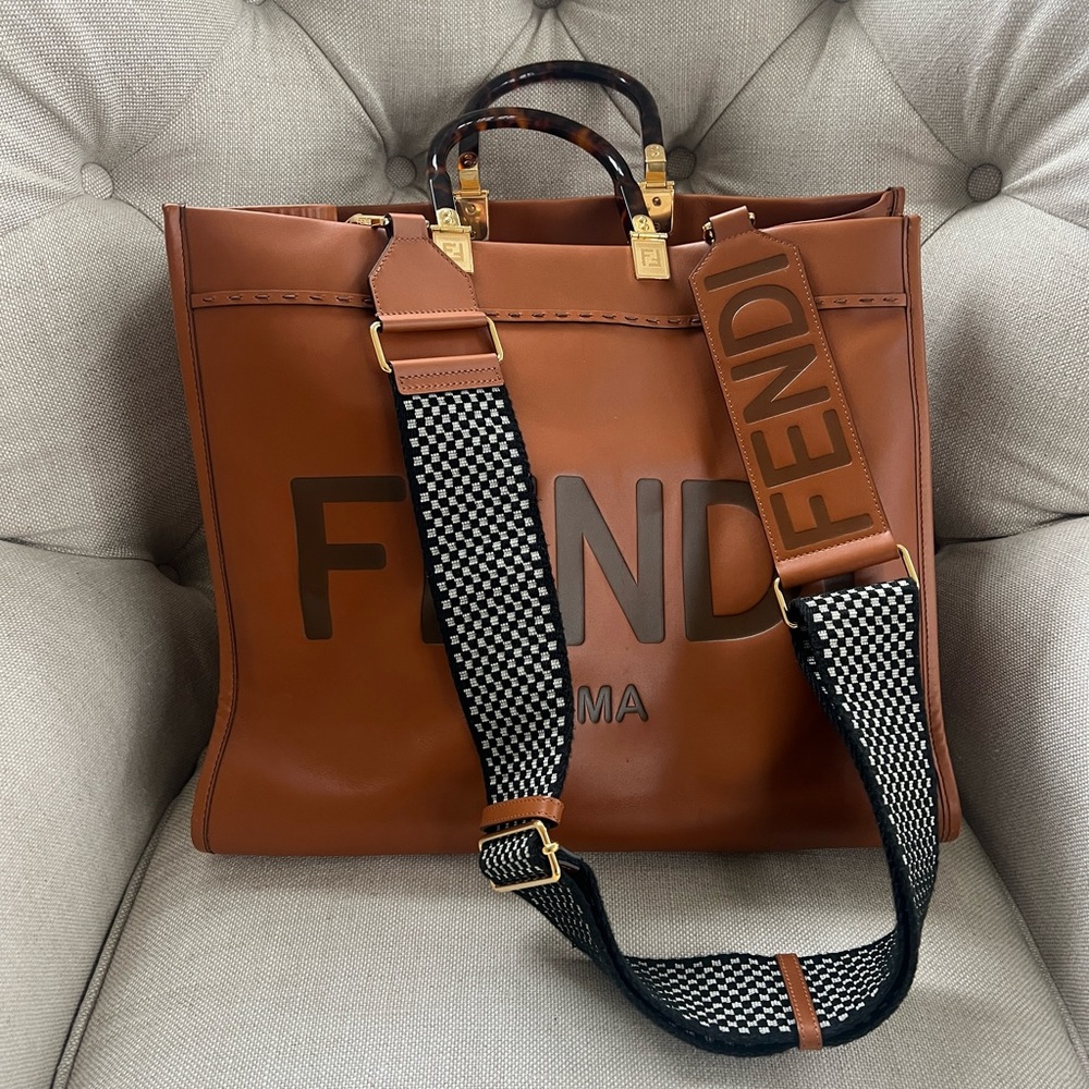 Large Fendi sunshine with additional check strap